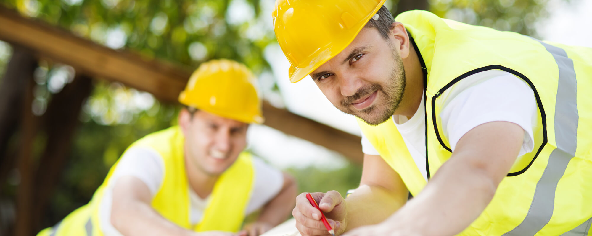 Zwei Handwerker auf der Baustelle